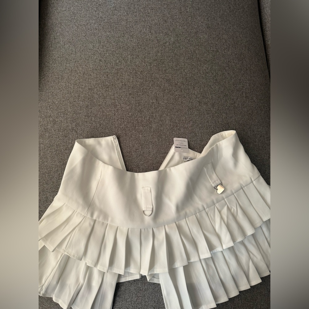 FN White pleated skirt and corset top (SET)